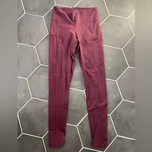 Tommy John go anywhere pocket legging maroon small